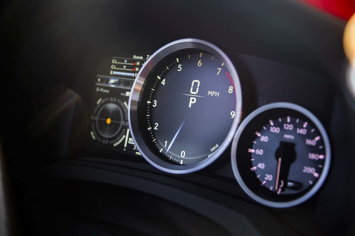 メーターパネル中央にエンジン回転数を指針で表示する大型の液晶パネルを配置。右のスピードメーターはオーソドックスな機械式となる。