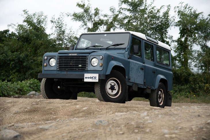 筆者が所有する1996年型「ディフェンダー」。ボディーオンフレームの車体構造に前後リジッドアクスルの足まわりを組み合わせた、古式ゆかしきクロスカントリー車である。