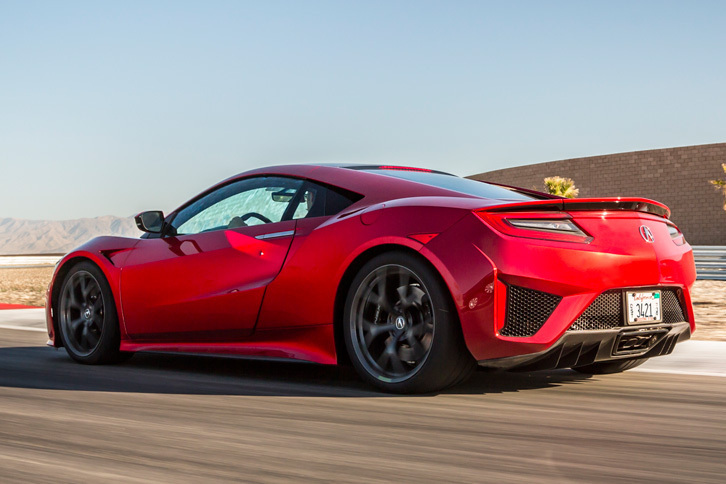 3つのモーターからなるハイブリッドシステム「SPORT HYBRID SH-AWD」を搭載した新型「NSX」。北米ではアキュラブランドで販売される。