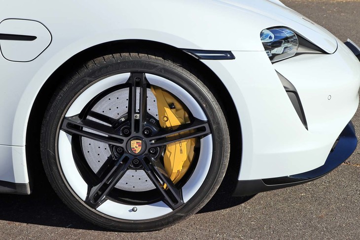 「タイカン ターボS」には「ポルシェセラミックコンポジットブレーキ」が標準装備。ローター径はフロント420mm、リア410mmで、10ピストンのフロントキャリパーは写真の通り巨大（リアは4ピストン）。