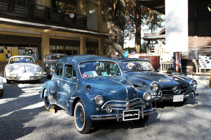本殿前に並べられた車両から、「ルノー4CV」を日野自動車がライセンス生産した1958年「日野ルノー」（左）、1961年「メルセデス・ベンツ190SL」（右）。左後方は1964年「ポルシェ356C」。