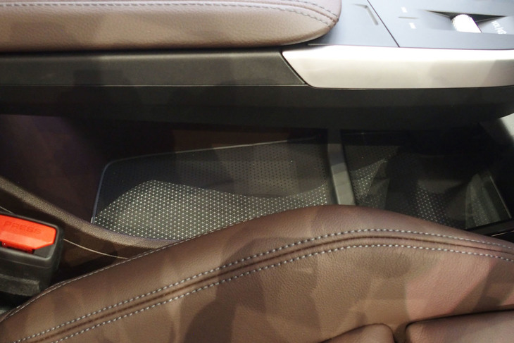 218iアクティブツアラー エクスクルーシブ（センターコンソール下部）