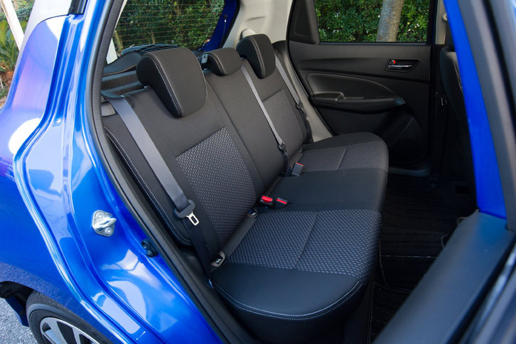 リアシートは6：4の分割可倒式。全車に3人分のヘッドレストが備わる。