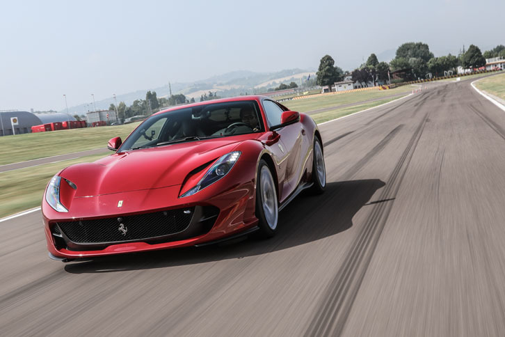 フィオラーノ・テストコースを行く。加速性能は0-100km/hが2.9秒で、0-200km/hは7.9秒。最高速は340km/h。