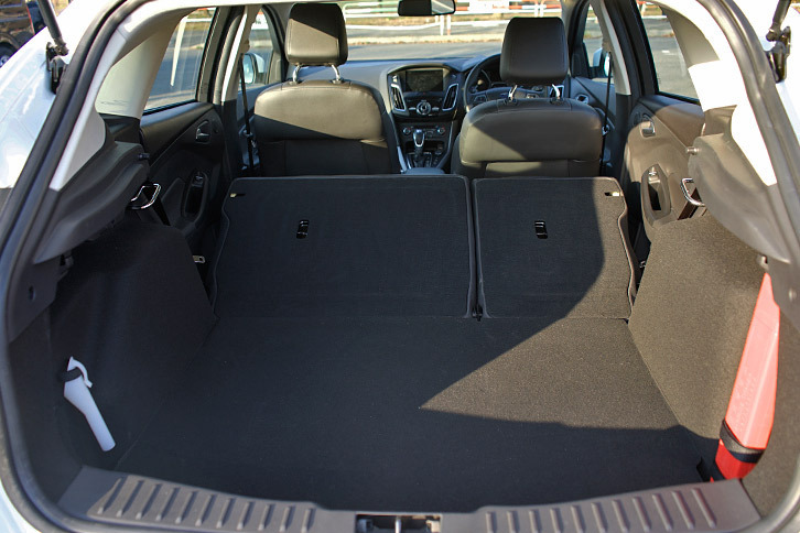 「フォーカス」の後席格納はダブルフォールディング式なのですが、今回は普段の自分の使い方を貫いて、背もたれを倒すだけにしました。皆さんはいつも、リアシートをどんな風にたたんでいますか？