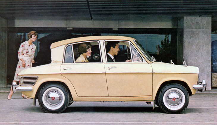 「ルーチェ」の発表当時、唯一マツダがラインナップしていた小型乗用車である「キャロル600」。軽乗用車である「キャロル360」のボディーを4ドア化し、600ccに拡大した総アルミ製の直4 OHVクロスフロー、ヘミヘッドという高級な設計のエンジンをリアに積んでいた。