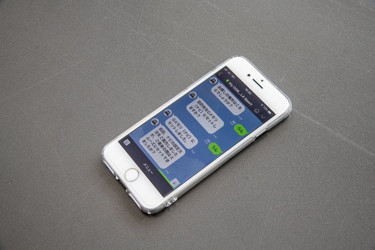 メッセージアプリ「LINE」を通じて「カローラ スポーツ」にふんしたAIとコミュニケーションができる。やり取りの中で指定したドライブの目的地は、車両に乗り込んだ時にはカーナビにセットされている。