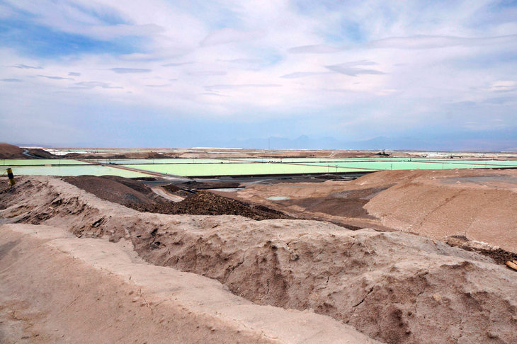 チリのアタカマ砂漠にあるリチウムの生産施設。リチウムイオンバッテリーは、製造時に大量の電気を消費するうえ、材料としてリチウムやコバルトといった希少金属を必要とする。