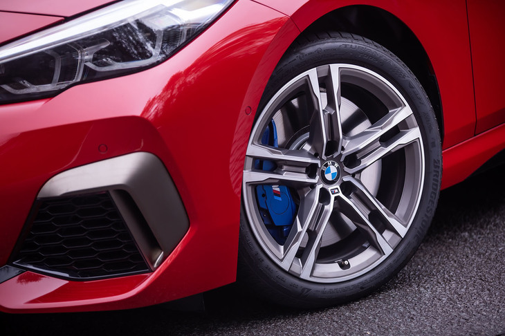 試乗車は「Mライトアロイホイール・ダブルスポークスタイリング819M」と呼ばれる18インチホイールに、225/40R18サイズの「ブリヂストン・トランザT005」ランフラットタイヤを組み合わせていた。