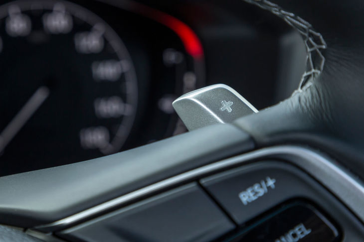 「インサイト」にはトランスミッションが搭載されておらず、ステアリングホイールのパドルはアクセルオフ時の減速度を3段階で調整する「減速セレクター」となっている。日産のe-POWERほど強烈ではないが、制動Gを上手に発生させつつバッテリーに電力を蓄える。