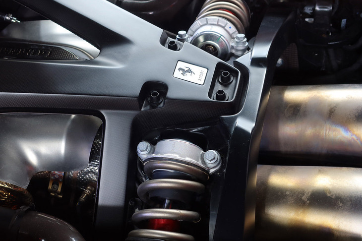 フェラーリF80（エンジンルーム内のエンブレム）