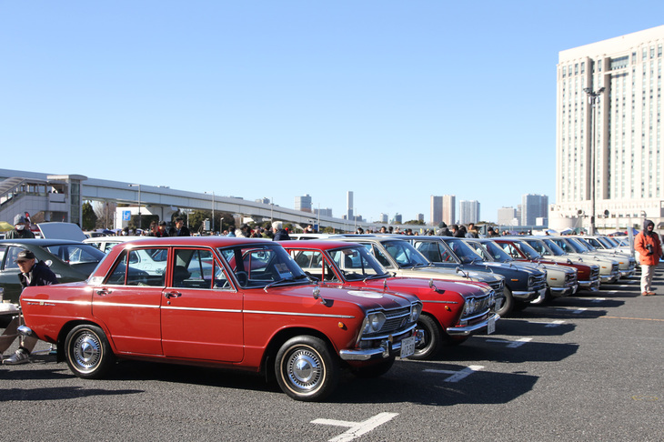 ズラリと並んだ2代目と3代目の「スカイライン」。