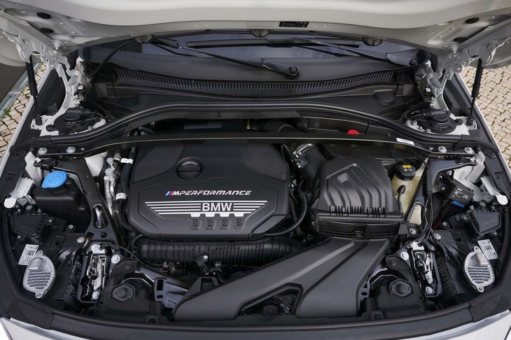 「M235i xDriveグランクーペ」の2リッター直4ターボエンジン。最高出力306PS、最大トルク450N・mを発生する。