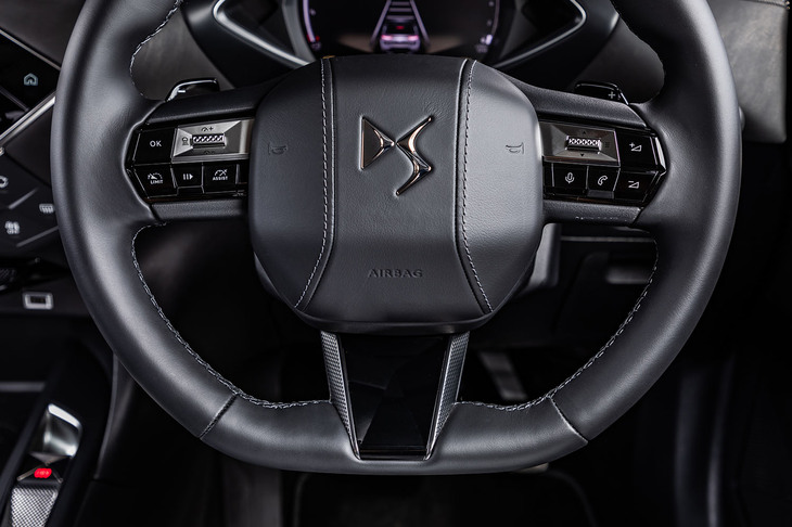 手触りのいいレザー仕立てのステアリングホイール。左スポーク部分に、渋滞での完全停止と3秒以内の再発進が可能なトラフィックジャムアシスト付きアダプティブクルーズコントロールの操作系を集中配置している。