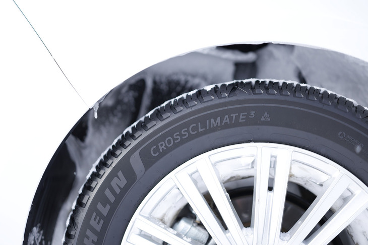 「雪も走れる夏タイヤ」とアナウンスされる「ミシュラン・クロスクライメート3」は、2021年8月に登場した「クロスクライメート2」の後継となるオールシーズンタイヤ。2015年に欧州で発表された「クロスクライメート」をルーツとしている。