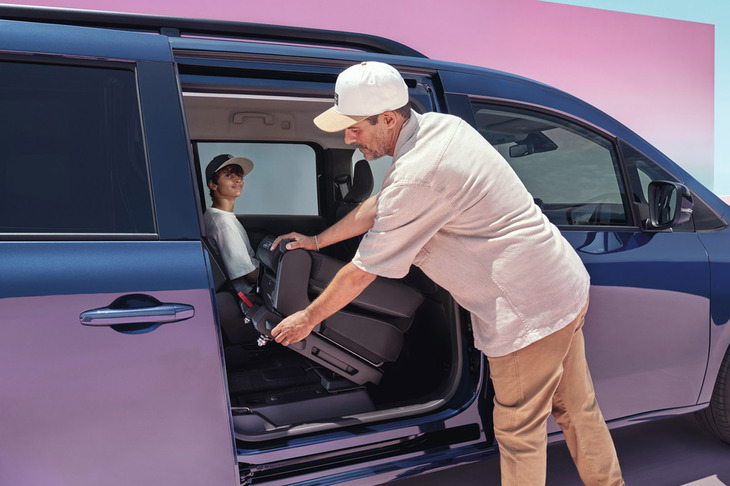 2列目、3列目シートはスライドと折り畳み、取り外しが可能。