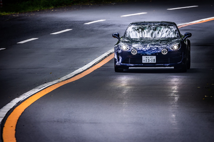 最高出力300PSの余裕あるエンジンパワーとアルピーヌシャシーの組み合わせが特徴となる「A110 GT」。ロングドライブを快適にするベストバランスをもたらす仕様とアルピーヌ・ジャポンは説明している。