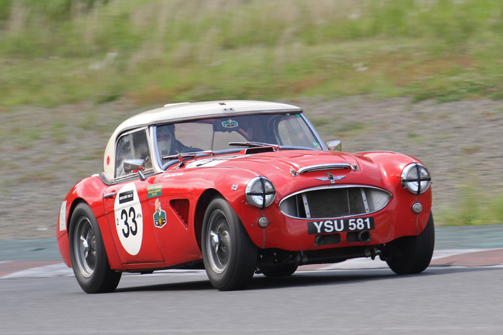 エバーグリーン・カップで5位に入った1960年「オースチン・ヒーレー3000」を駆るのは、イベントを主宰する金子 温さん。