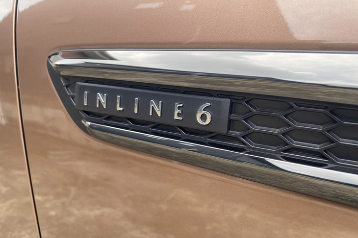 サイドシグネチャーガーニッシュには、縦置き搭載される直6エンジンを意味する「INLINE 6」のエンブレムが備わっている。