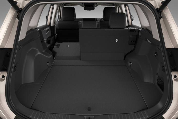 荷室容量は749リッターに拡大。後席を倒したときの床の傾斜を緩やかにすることで荷室がよりフラットになり、長尺物が積み込みやすくなるなど、収納性の向上も図られた。