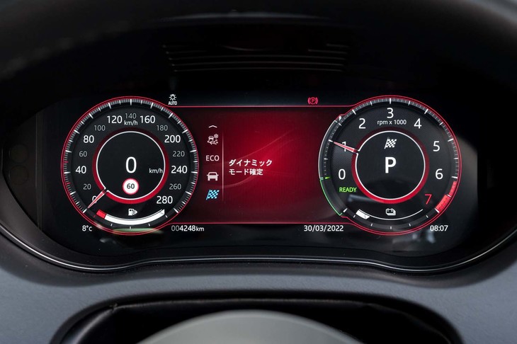 ドライブモードは「ダイナミック」「コンフォート」「エコ」「アダプティブサーフェスレスポンス」の全4種類。「P300e」には減衰力可変ダンパー（オプション）の設定がない。