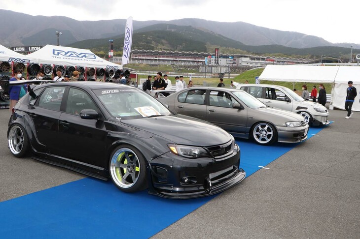 参加者の投票により選ばれる「FAN AWARD」には、「スバルWRX STI 5ドア（RGB）」「日産プリメーラ（P11）」「マツダ・デミオ（2代目）」の3台が選ばれた。プリメーラは一見ノーマル風だが、ローダウンとアルミホイールの組み合わせのカッコよさが評価されたようだ。