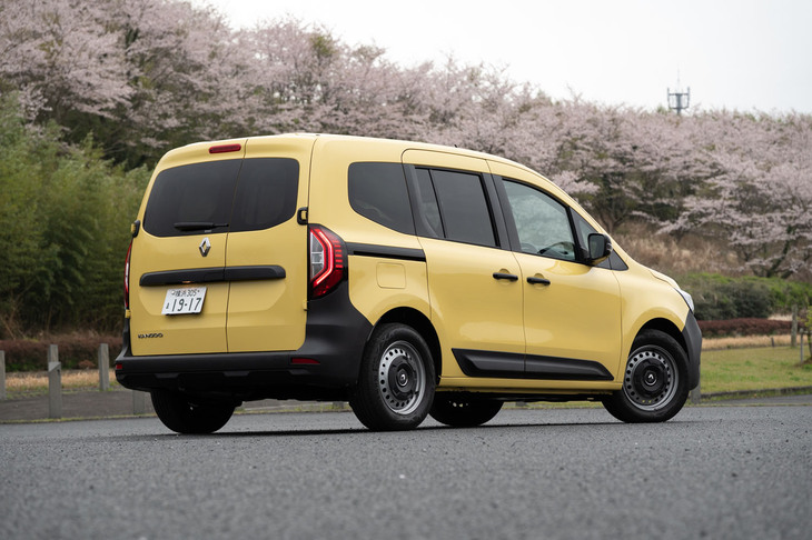 世界初公開から2年と3カ月の時を経て、いよいよ日本でも発売となった3代目「ルノー・カングー」。フルモデルチェンジは実に14年ぶりのこととなる。