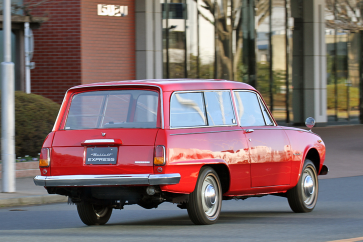 「ベレット エキスプレス」のホイールベースは、「ベレット サルーン」より150mm長い2500mm。ボンネットやドアなどのパネルはサルーンと共通だが、ホイールがサルーンの13インチに対して14インチとなるため、フロントフェンダーはベースとなった「ワスプ」と共通。テールゲートは下方開き式で、電動式のリアウィンドウを下げないと開かない。