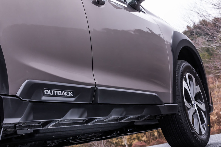 今回の試乗車は、洗練されたデザインや装備により都会派に位置づけられる「レガシィ アウトバック リミテッドEX」。サイドシル下部に組み込まれたクラッディングパネルのデザインは、トレッキングブーツをイメージしているという。