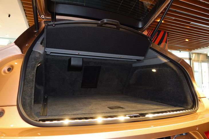 ベントレー・ベンテイガEWBアズール ファーストエディション（ラゲッジスペース）