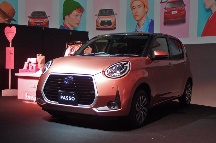 展示された「パッソ モーダ」のボディーカラーは、新色の「ブリリアントカッパークリスタルマイカ」。写真のようにルーフが「ブラックマイカメタリック」になる2トーンカラー仕様も選べる。
