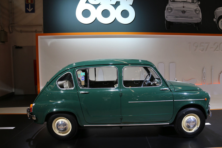 オリジナルの2ドアを改造して4ドアの利便性を追求した例もある。「フィアット600」をベースに当時同社のスペイン法人だったセアトが製造した「セアト600 4ドア」。