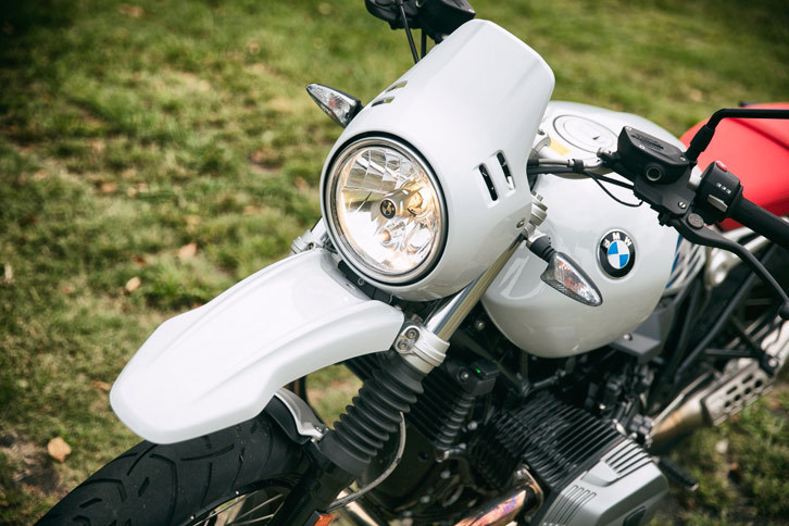 白で塗装された2ピース式のフロントマッドガードとガソリンタンク、濃淡2色のブルーのアクセント、そして赤いタンデムシートなどは、いずれも「R80G/S」から受け継がれたデザインだ。
