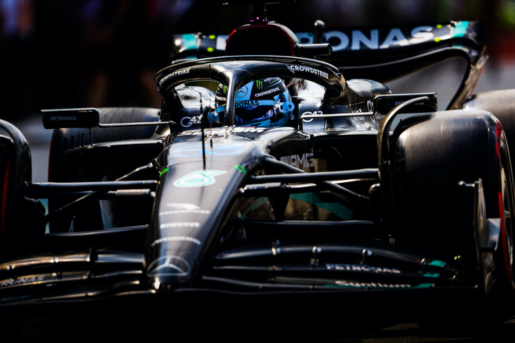 メルセデスのラッセル（写真）は4位でフィニッシュ。予選では苦しい戦いを強いられたメルセデス勢は、ラッセルが6番手タイムを記録するも、ルイス・ハミルトンはQ2敗退の13位という憂き目に遭う。しかしレースペースは悪くはなく、苦戦するフェラーリを尻目に、ラッセルはカルロス・サインツJr.の前の4位、後方スタートのハミルトンもシャルル・ルクレールをオーバーテイクし6位でチェッカードフラッグを受けた。（Photo=Mercedes）