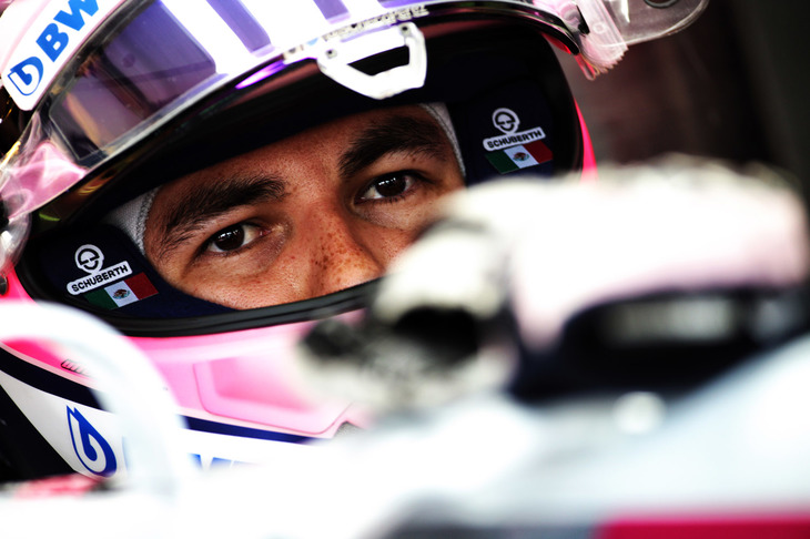 ハンガリーGPの週末、フォースインディアが破産手続きに入り、チームは英国裁判所が指名した管財人の下、新しいオーナーを探すことになった。チーム共同オーナーでありインドの実業家であるビジェイ・マリヤは多額の負債を抱えているといわれ、フォースインディアも慢性的な資金難に陥っていた。2014年からドライバーとして在籍し、技術パートナーであるメルセデスらとともに債権者として名を連ねるセルジオ・ペレス（写真）は、自らのマネジメント会社とともに破産申請を行ったと発表。別の債権者によりチームが活動停止の危機に直面していたことを明かし、今回の申請が通ったことで「これで400人のスタッフの雇用が維持できる」とのリリースを出した。そんなゴタゴタの中戦ったハンガリーGPでは、エステバン・オコン17番グリッドから13位、ペレスは18番グリッドから14位と2台とも入賞ならず。（Photo=Force India）