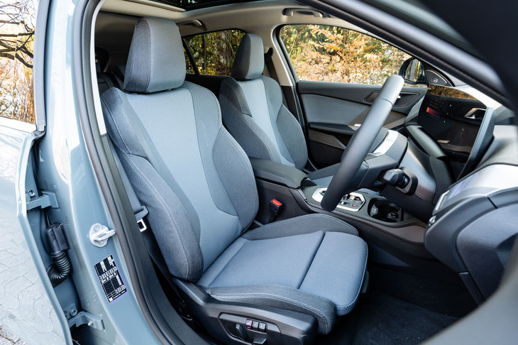 スポーツシートはセットオプションの「ハイラインパッケージ」に含まれている。表皮はこのブルーのファブリックのほか、ブラックもしくはモカのビーガンレザーも選べる。