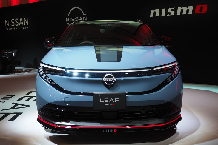 「リーフNISMO」のフロントフェイス。フロントバンパーの両端には、ボディーサイドへの風の流れを整えドラッグを低減する「ツインブレード」が添えられる。