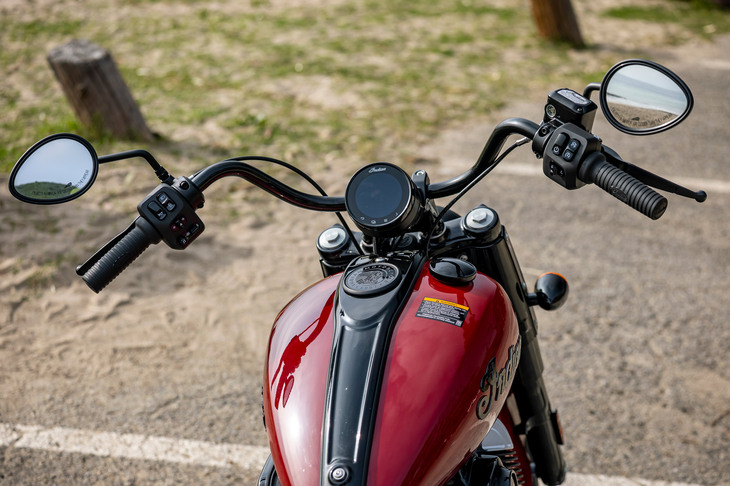 ユニークな曲線を描くヴィンテージハンドルバー。人間工学も吟味されており、可動式のフットボードとも相まって、ロングクルーズでも疲れを感じさせない快適性が追求されている。