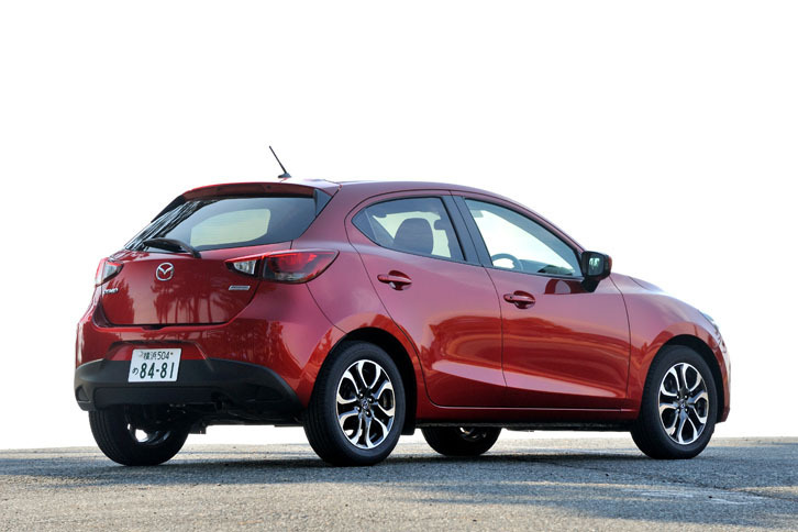 試乗車のボディーカラーは「ソウルレッドプレミアムメタリック」。「15MB」というグレード名を示すオーナメントは付かない。