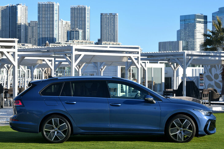 「ゴルフ」より50mm長いホイールベースと345mm長いボディーをもつステーションワゴン「ゴルフヴァリアント」。ハッチバック車と機を同じくしてマイナーチェンジを受け、2025年1月に納車が開始された。