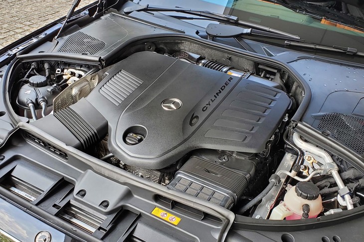 「S500 4MATICロング」のパワーユニット。最高出力435PS、最大トルク520N・mの「OM256」型3リッター直6ガソリンターボエンジンに、最高出力22PS、最大トルク250N・mの48Vマイルドハイブリッドシステムが組み合わされる。