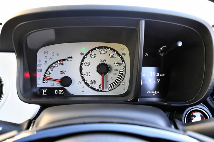 あえて異形デザインにしたという2眼式のメーター。インフォメーションディスプレイは、その右側、別枠にレイアウトされている。盤面がホワイトなのは「オリジナル」グレードのみ（他グレードはブラック）。