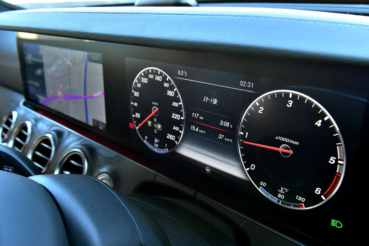 室内では12.3インチのワイド液晶パネルを横に2枚並べ、1枚のガラスでカバーしたコックピットディスプレイが目を引く。