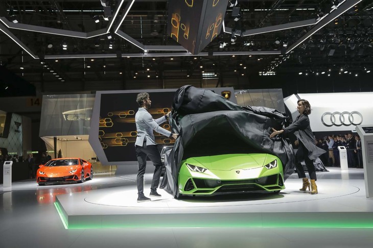 「ランボルギーニ・ウラカンEVOスパイダー」のアンヴェール。