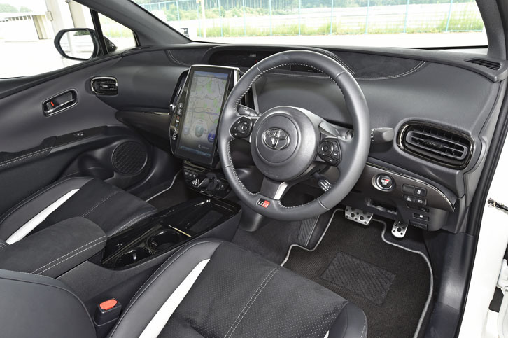 「プリウスPHV S“ナビパッケージ・GRスポーツ”」のインテリア。ひじかけやメーターバイザーなどにスエード調の素材が採用される。