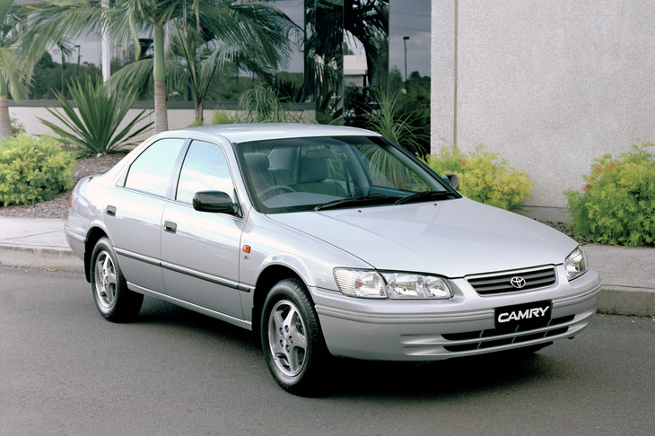 輸出仕様の3ナンバーサイズのセダン。1996年には、基本的にこれと同じ4ドアセダンおよび5ドアワゴンボディーに2.2リッター直4または2.5リッターV6エンジンを積んだモデルが「カムリ グラシア」の名で加えられた。1999年にはセダンのみが「カムリ」に改名、これが6代目カムリとなる。