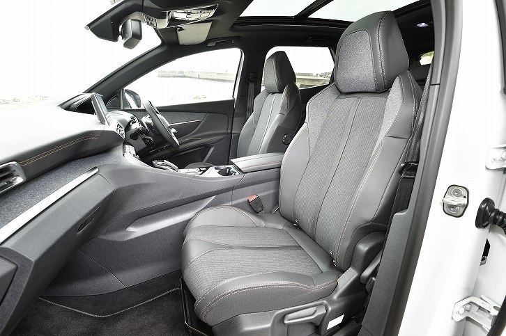内装色はグレー。シート地はテップレザーとファブリックからなる。「GTライン」には“スポーツ”と呼ばれるシートが装着される。