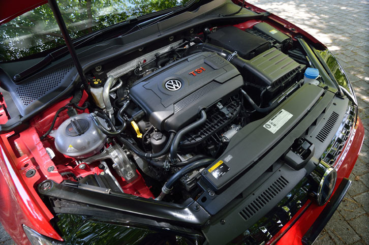 マイナーチェンジを機に、最高出力が10ps上乗せされた2リッター直4ターボエンジン。アイドリングストップ機能も備わる。