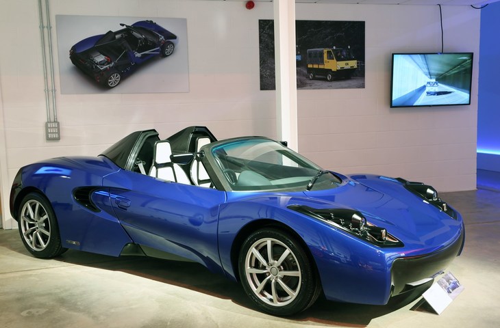 2011年「東レ・ティーウェーブAR1」。日本の東レは、ゴードン・マレー・デザインにとって最初の技術パートナーの1社で、東レ製カーボンを用いた車体構造を持つEVスポーツカーのコンセプトモデルの開発に当たった。車重は840kgにとどまる。