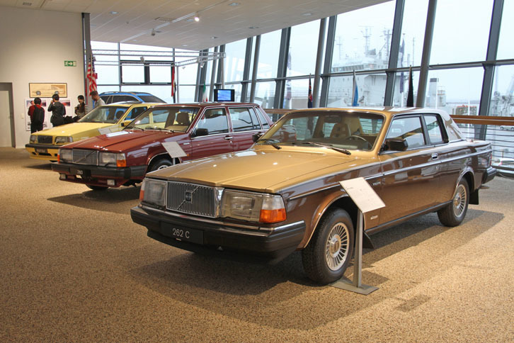 手前が「262C」（1977～1981）。生産はイタリアのベルトーネが担当。6622台が生産された。